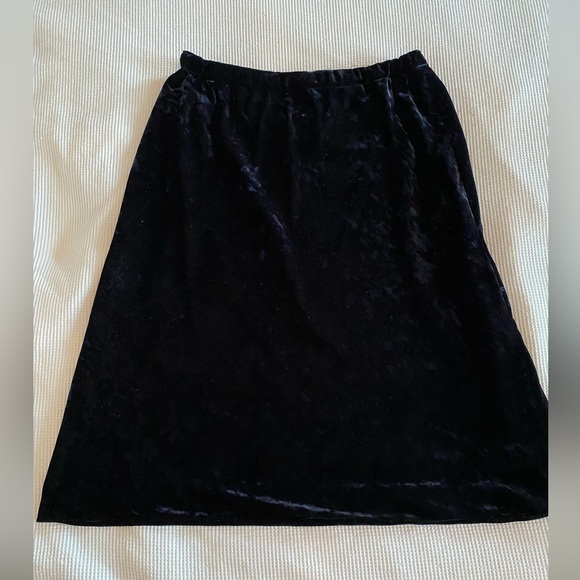 NWOT Handmade black crushed velvet fully lined a-line skirt. Size 8 to 10. - Picture 4 of 17